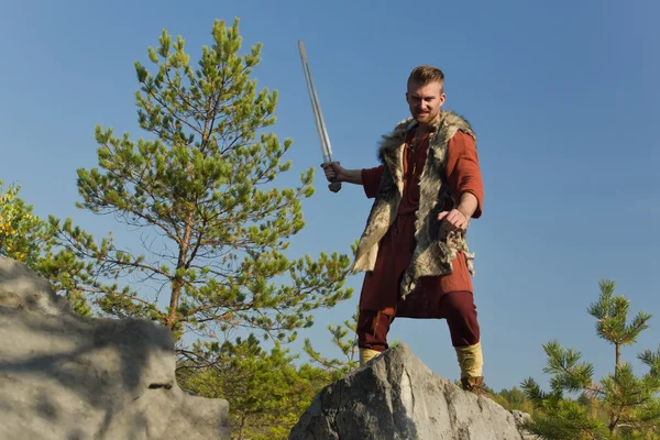 Viking bojovník útočí s mečem — Stock fotografie