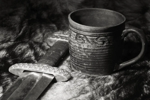 Vikingský meč a stein na kožešině — Stock fotografie