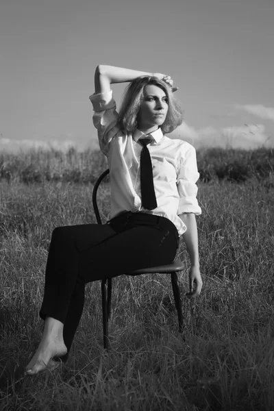 Mulher de beleza sentada na poltrona no campo — Fotografia de Stock