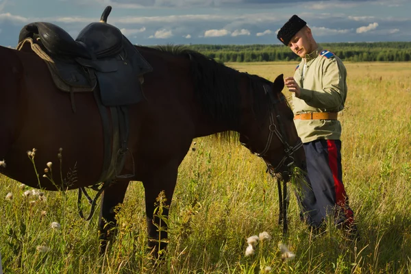俄罗斯哥萨克与一匹马在夏天场休息 — 图库照片