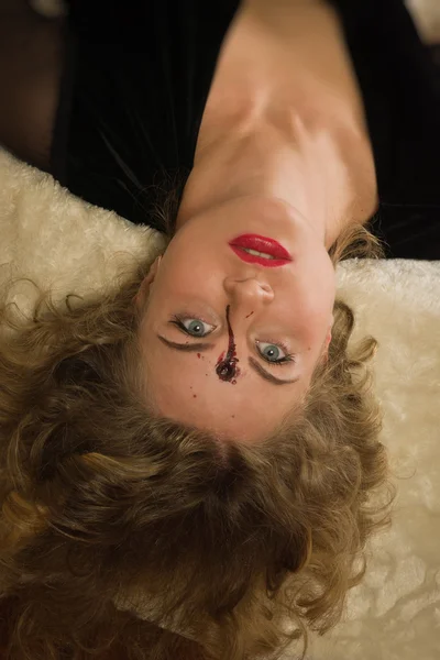 Leblose Frau liegt auf einem Bett — Stockfoto