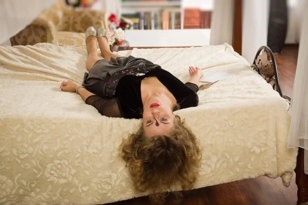 Mulher sem vida deitada em uma cama — Fotografia de Stock