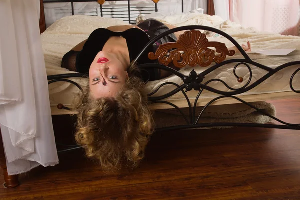 Lifeless woman lying on a bed — Stock Photo, Image