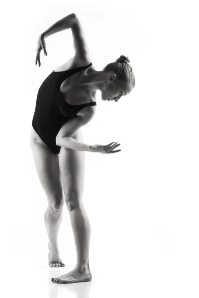 Bailarina de ballet moderna posando sobre fondo blanco —  Fotos de Stock