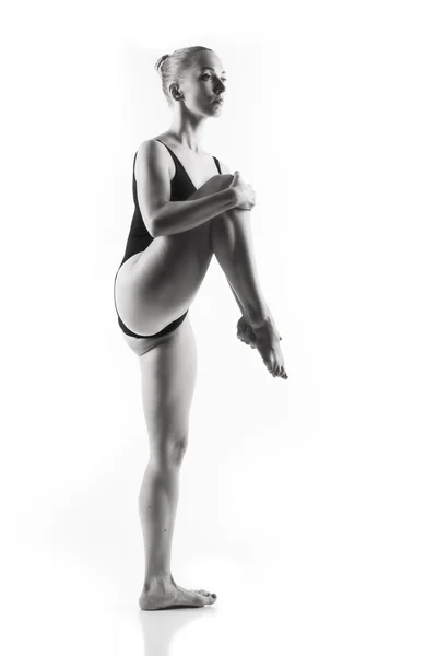 Ballerino moderno in posa su sfondo bianco — Foto Stock