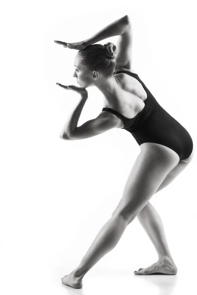 Bailarina de ballet moderna posando sobre fondo blanco — Foto de Stock