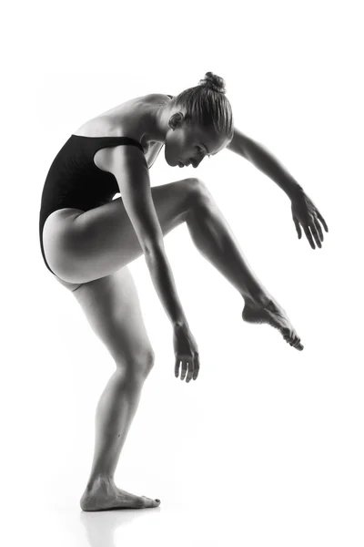 Moderno bailarino de balé posando no fundo branco — Fotografia de Stock