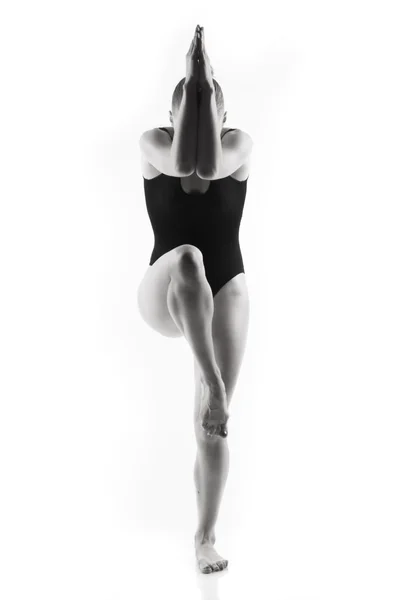 Bailarina de ballet moderna posando sobre fondo blanco — Foto de Stock