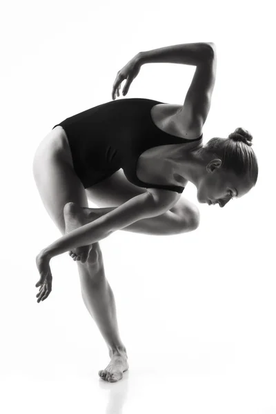 Bailarina de ballet moderna posando sobre fondo blanco — Foto de Stock