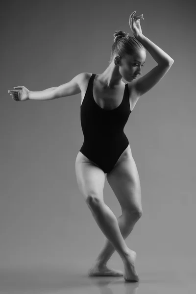 Bailarina de ballet moderna posando sobre fondo oscuro —  Fotos de Stock