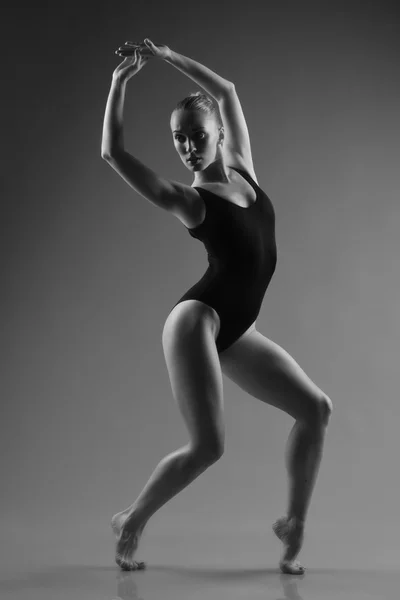 Pózol a sötét háttér előtt modern balett-táncos — Stock Fotó