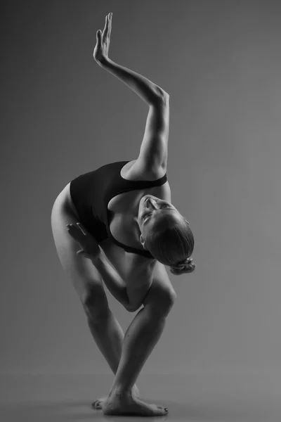 Moderne balletdanser poseren op donkere achtergrond — Stockfoto