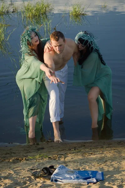 Amour entre les hommes et deux belles sirènes — Photo