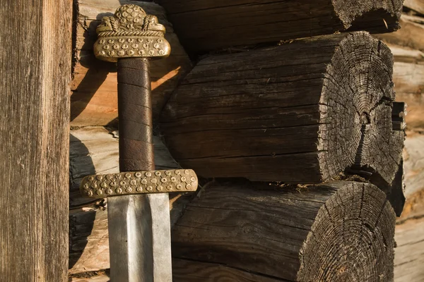 Spada vichinga medievale contro un muro di legno — Foto Stock