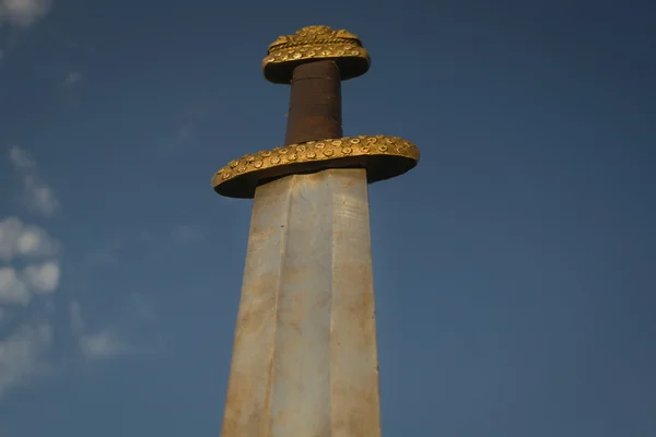 Middeleeuwse viking zwaard tegen een blauwe hemel — Stockfoto