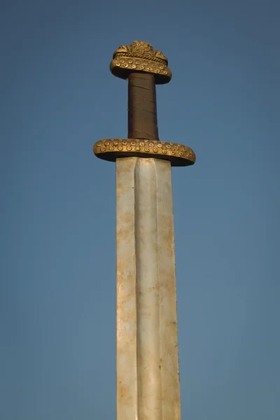 Espada vikinga medieval contra un cielo azul — Foto de Stock