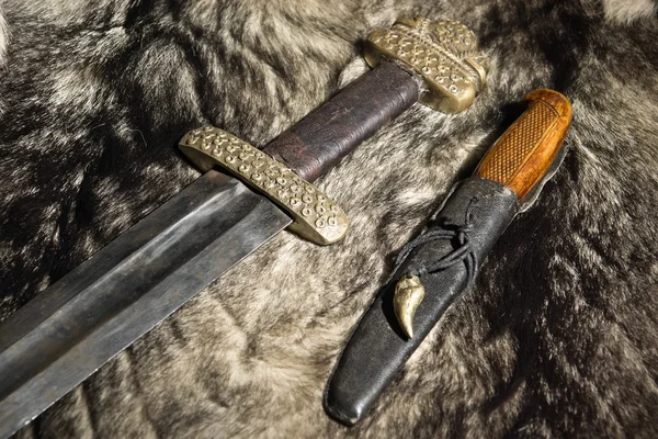 Viking espada e faca em uma pele — Fotografia de Stock