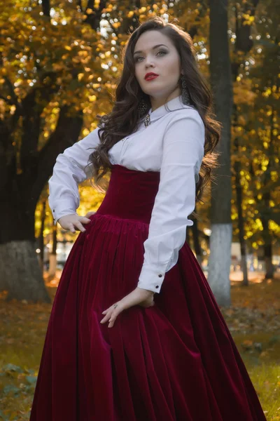 Kobieta ubrana w stylu retro na jesień aleja — Zdjęcie stockowe