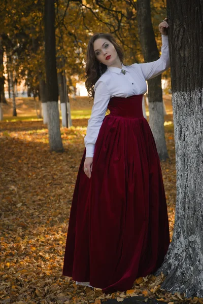 Frau im Retro-Look auf der Herbstallee — Stockfoto