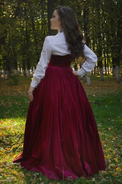 Femme habillée dans un style rétro sur la ruelle d'automne — Photo