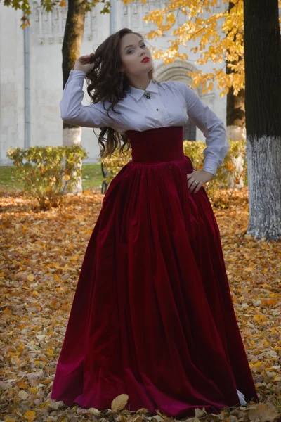 Kvinna klädd i retro-stil på hösten gränden — Stockfoto
