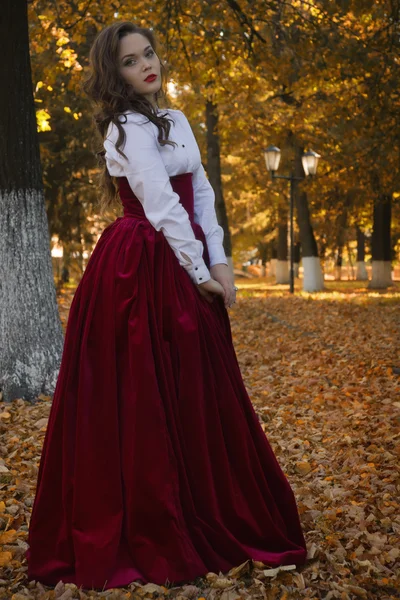 秋の路地にレトロなスタイルに身を包んだ女性 — ストック写真