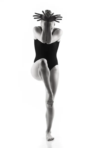 Bailarina de ballet moderna posando sobre fondo blanco —  Fotos de Stock
