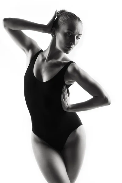 Moderne balletdanser poseren op witte achtergrond — Stockfoto