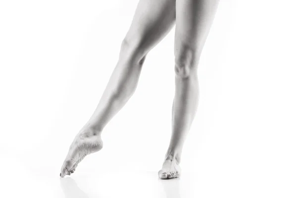Bailarina de ballet piernas sobre blanco — Foto de Stock