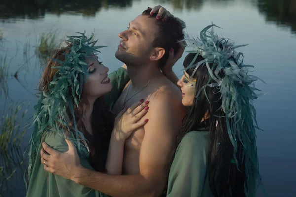 Amour entre les hommes et deux belles sirènes — Photo