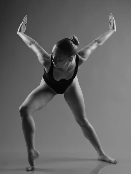 Bailarina de ballet moderna posando sobre fondo oscuro —  Fotos de Stock