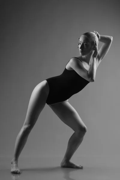 Tancerz baletowy pozowanie na ciemnym tle — Zdjęcie stockowe