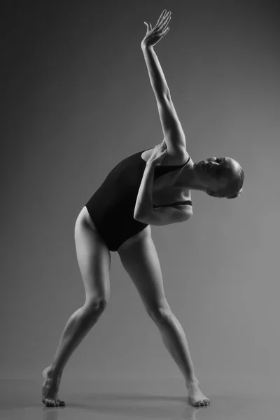 Danseuse de ballet moderne posant sur fond sombre — Photo