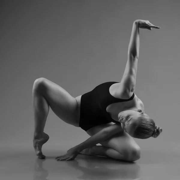 Bailarina de ballet moderna posando sobre fondo oscuro —  Fotos de Stock