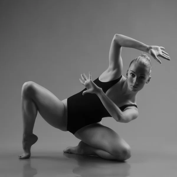 Moderní balet pózuje na tmavém pozadí — Stock fotografie