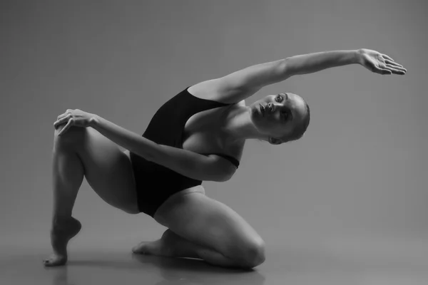 Ballerino moderno in posa su sfondo scuro — Foto Stock
