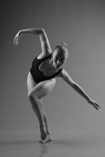 Danseuse de ballet moderne posant sur fond sombre — Photo