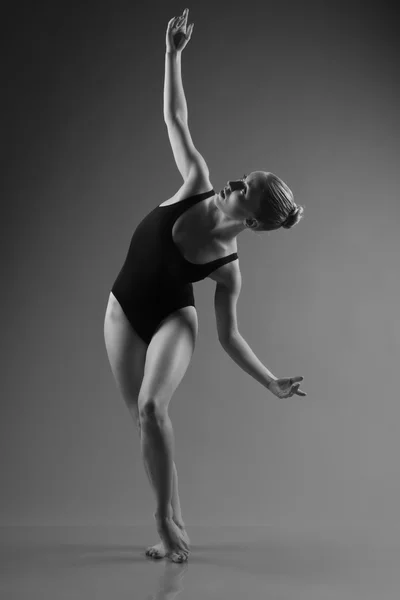 现代芭蕾舞演员在深色背景上摆姿势 — 图库照片