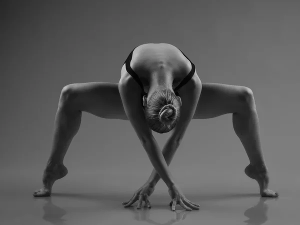暗い背景にポーズ モダンバレエ ダンサー — ストック写真