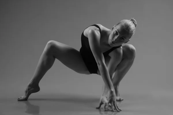 Moderne balletdanser poseren op donkere achtergrond — Stockfoto