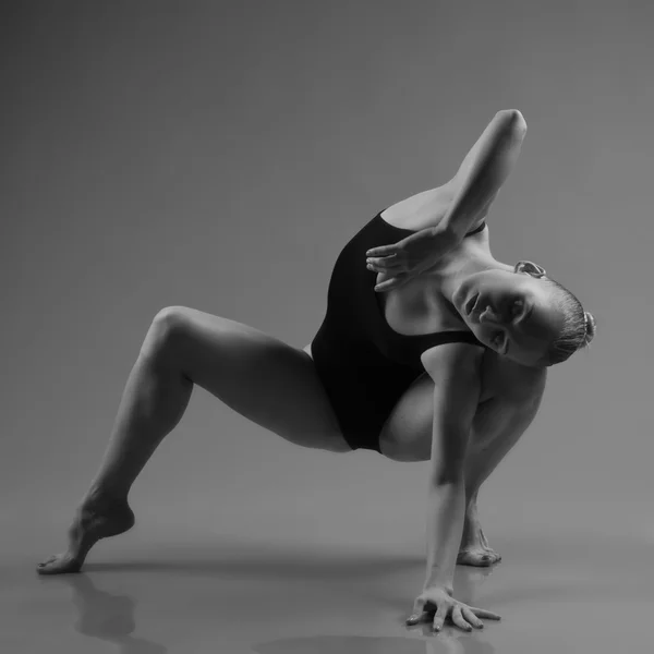 Danseuse de ballet moderne posant sur fond sombre — Photo