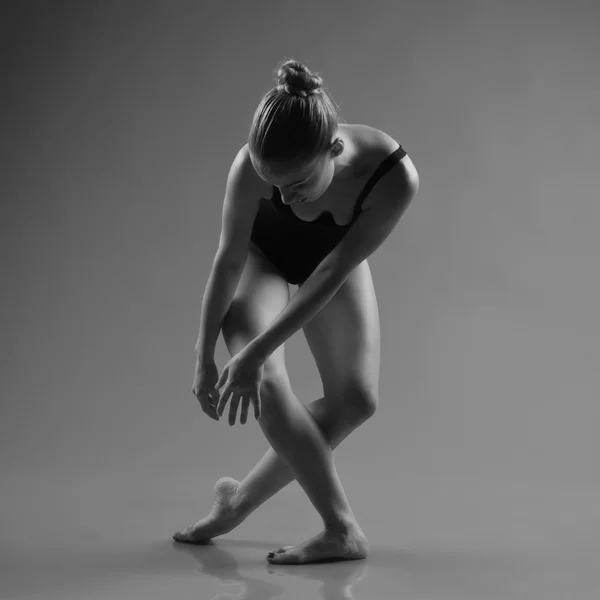 暗い背景にポーズ モダンバレエ ダンサー — ストック写真