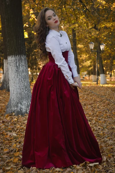 秋の路地にレトロなスタイルに身を包んだ女性 — ストック写真