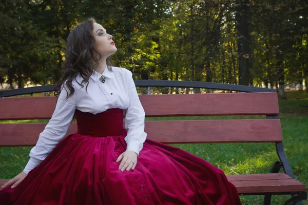 Vrouw gekleed in een retro-stijl op de herfst alley — Stockfoto