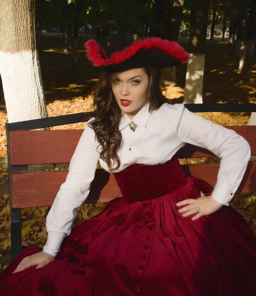 Kobieta ubrana w stylu retro na jesień aleja — Zdjęcie stockowe