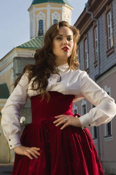 Kadın bir şehir sokak vintage elbise giymiş — Stok fotoğraf