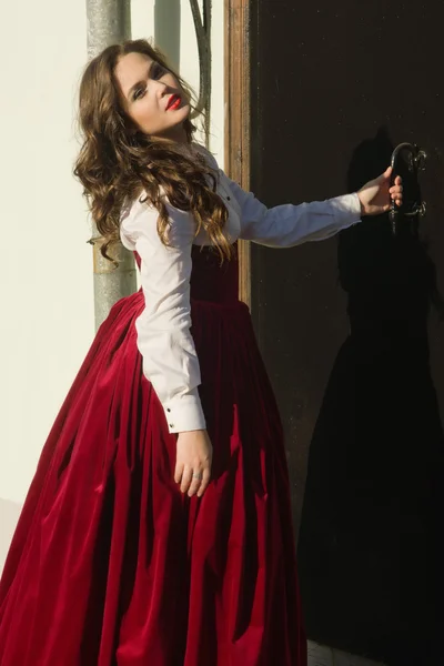 Mujer vestida con vestido vintage en una calle de la ciudad — Foto de Stock