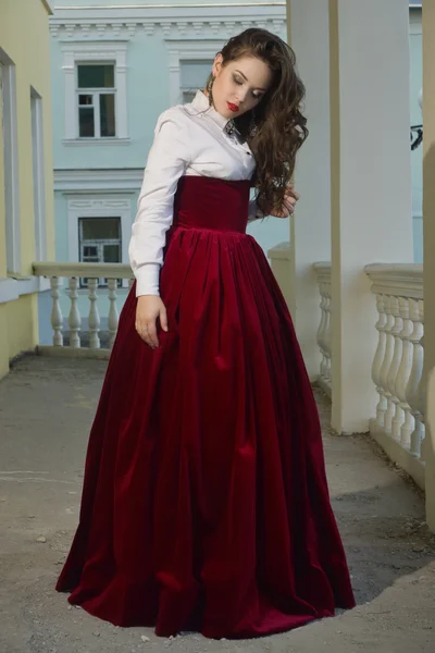 Menina em vestido vintage no alpendre da mansão — Fotografia de Stock