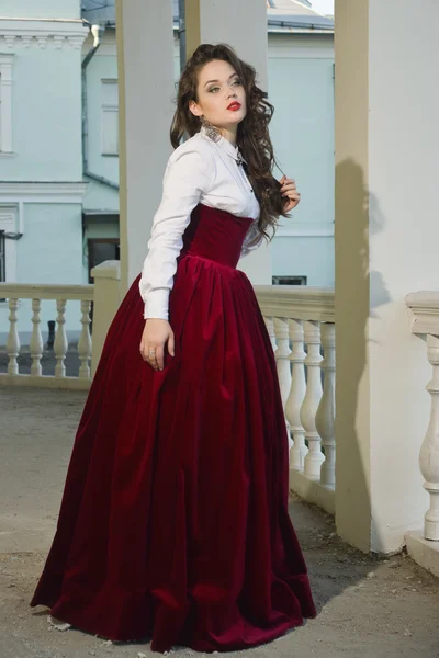 Chica en vestido vintage en el porche de la mansión —  Fotos de Stock