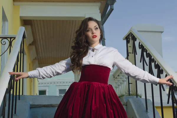 Chica en vestido vintage en las escaleras —  Fotos de Stock